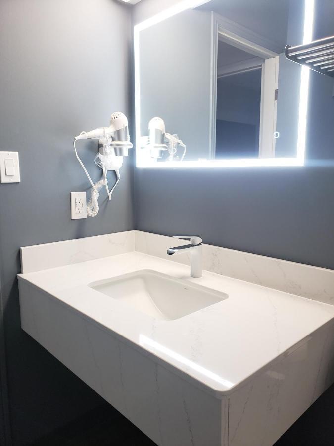 Moonlight Inn And Suites Съдбъри Екстериор снимка