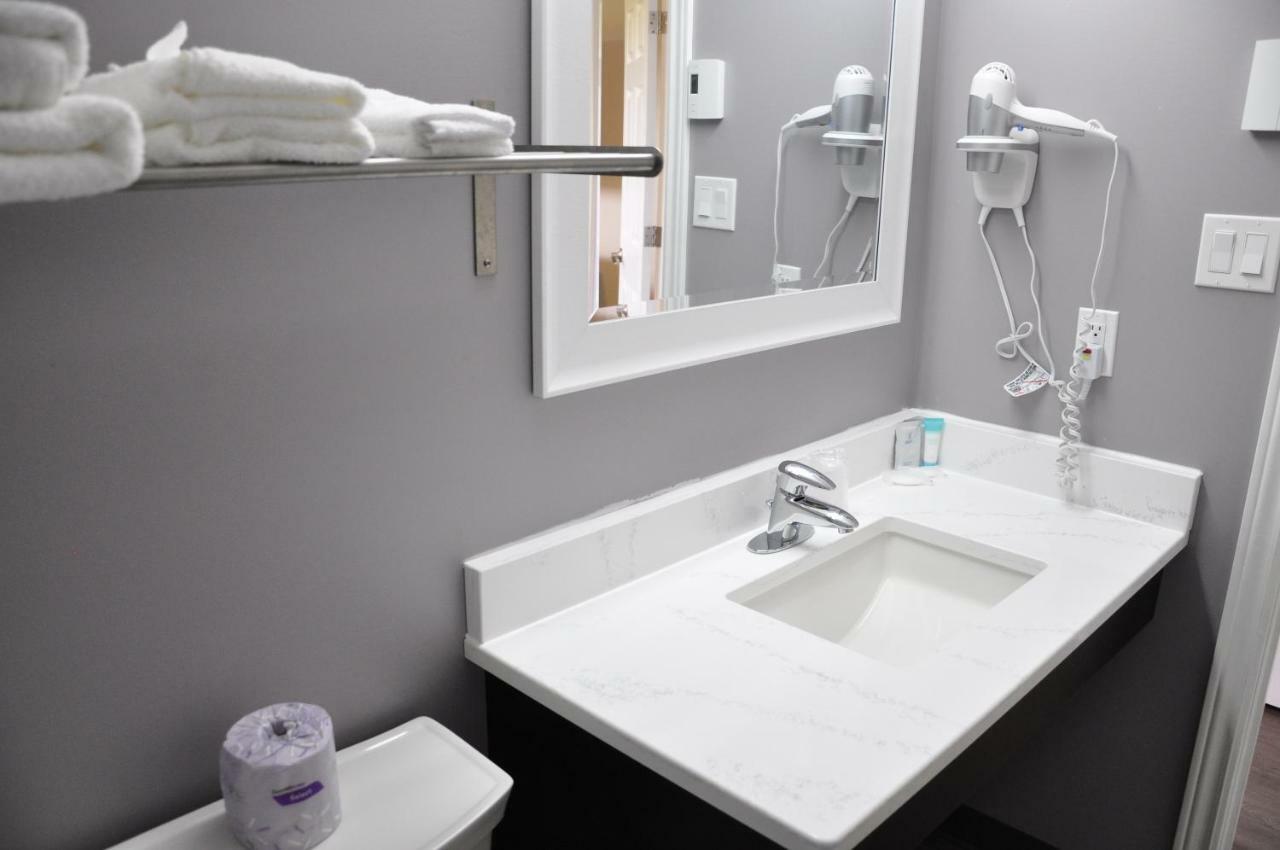 Moonlight Inn And Suites Съдбъри Екстериор снимка